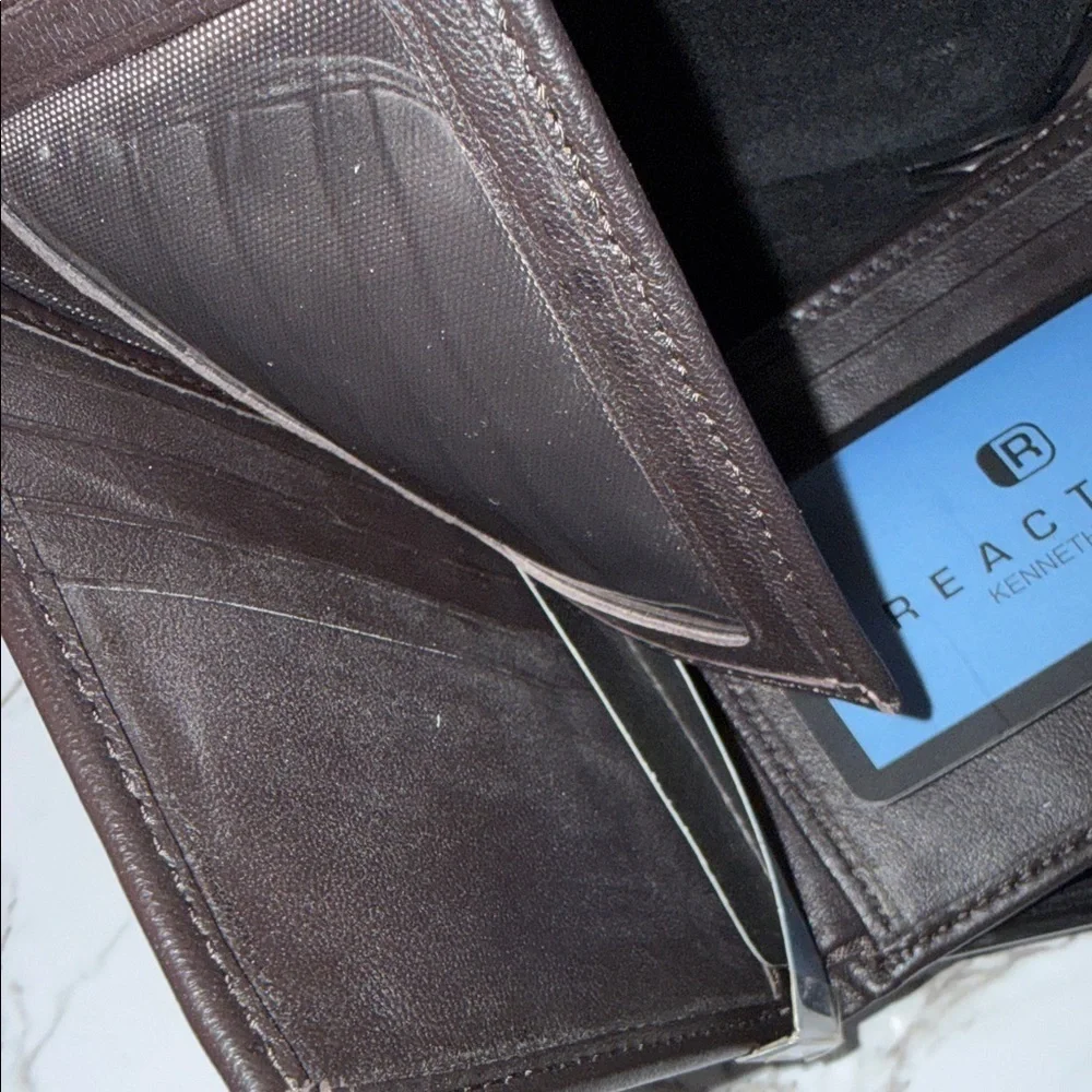 Kenneth Cole Reaction Dark Brown Wallet and Keychain Set